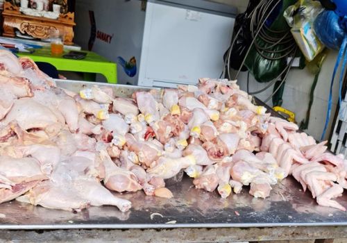 Giá thịt gà ở miền Tây tăng, giá trứng lại giảm